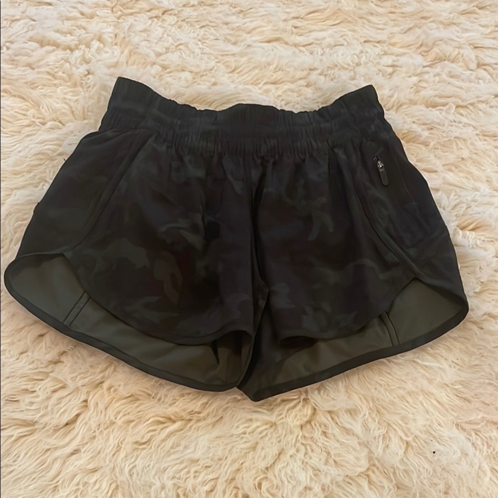 Lululemon tracker short, size 6, 4” inseam, dark green camo